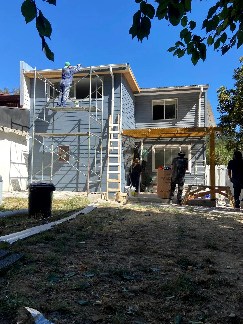 Trabajo en obra en vivienda de dos niveles
