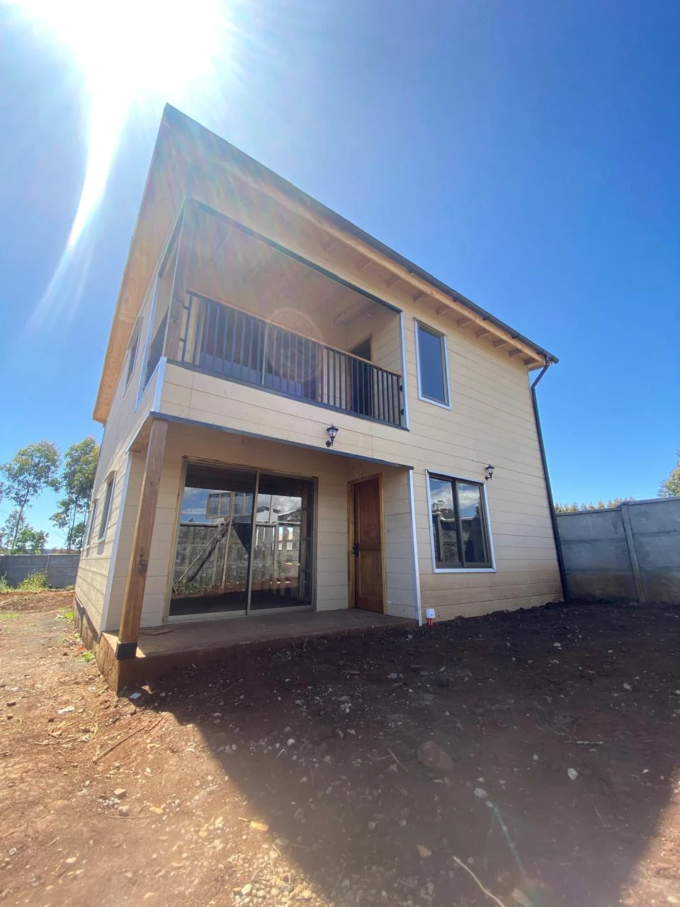 Vivienda familiar de madera con balcón
