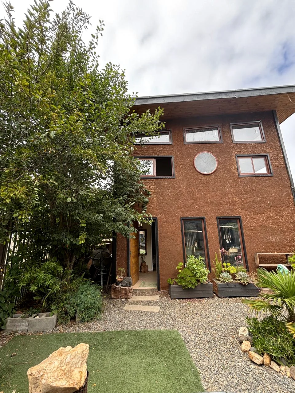 Vivienda con terminación de tierra y jardín